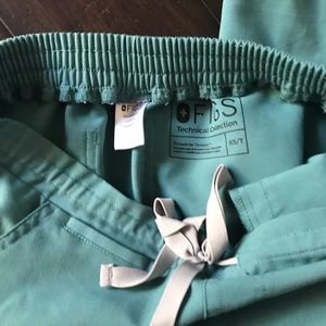 FIGS Yola Skinny Scrub Pant